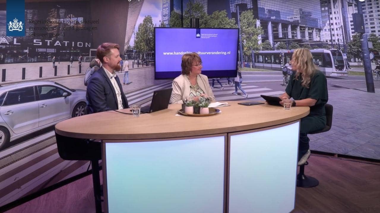 Een foto van de presentatrice van het webinar en Mariëtte Hamer