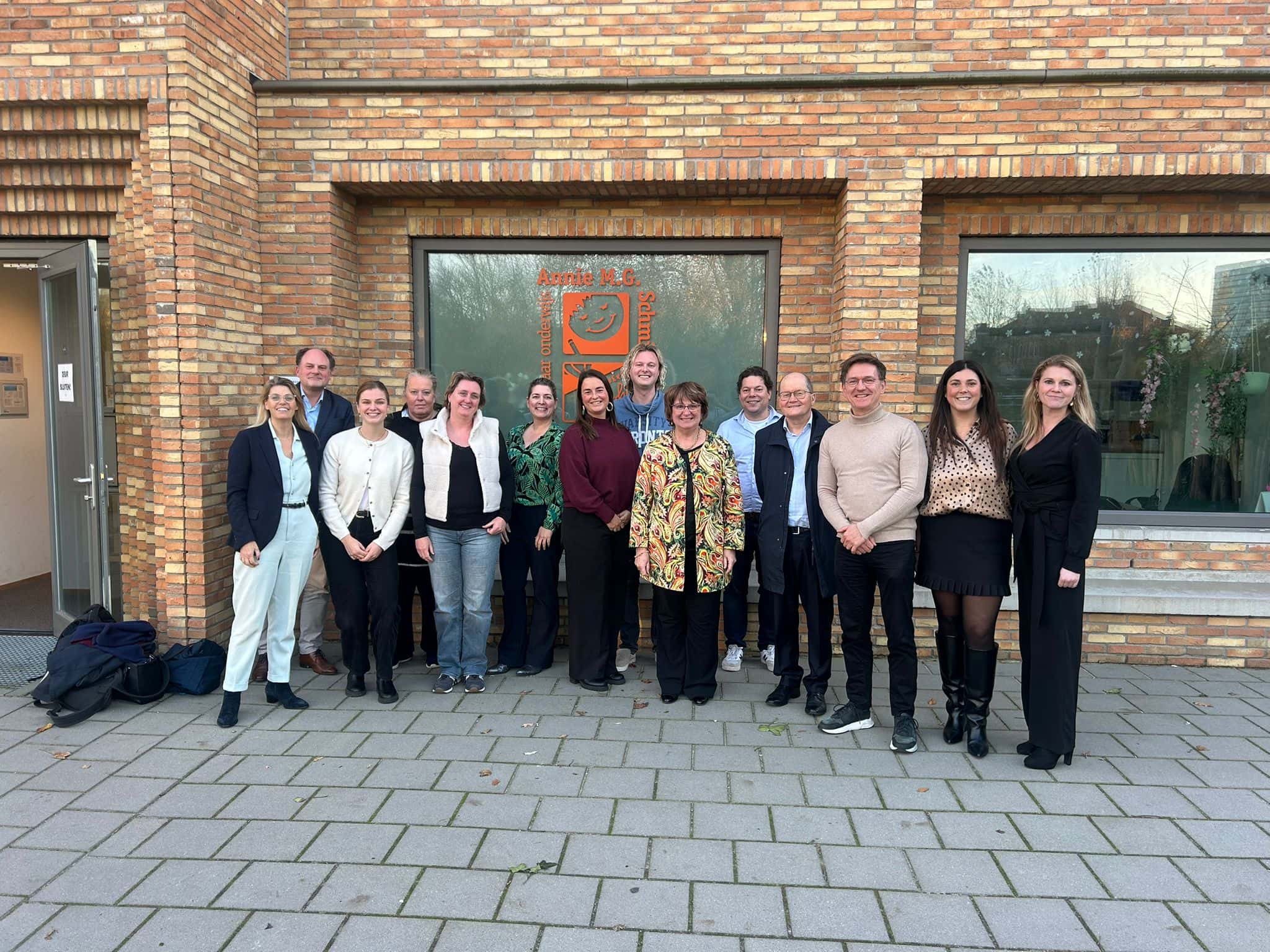 Een delegatie van de school, de scholenkoepel, van de po-raad en van het bureau van de Regeringscommissaris poseert voor de school.