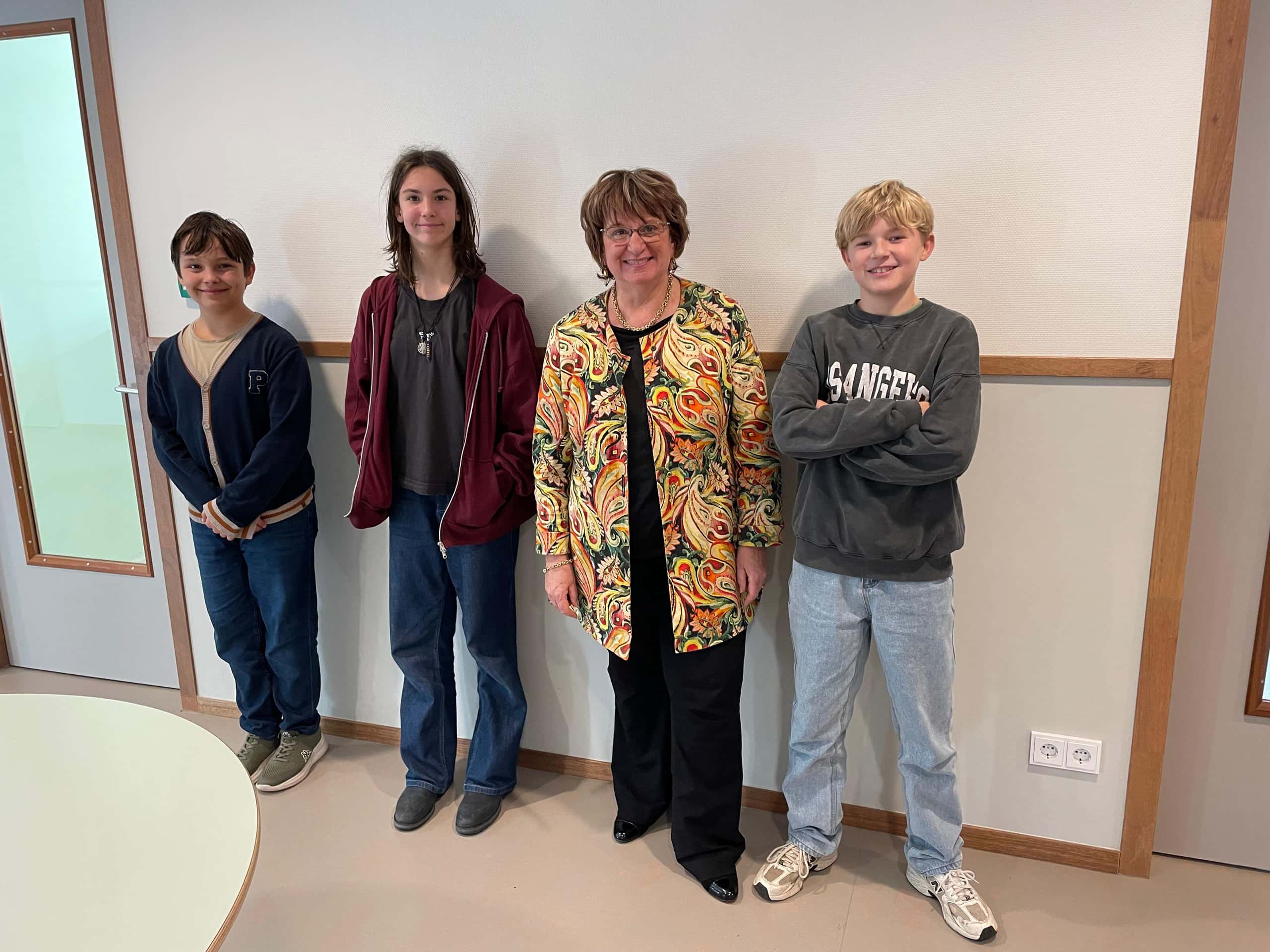 Mariëtte Hamer met leerlingen van de Annie M.G. Schmidtschool.